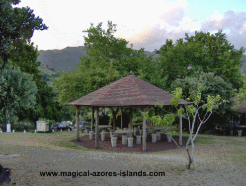 A shelter at the Caloura lookout - Miradouro do Pisao